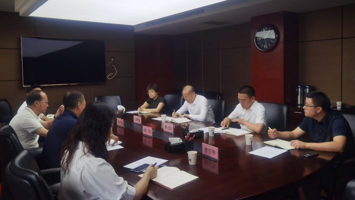 8月4日上午，甘肅藥業(yè)投資集團(tuán)有限公司黨委書(shū)記、董事長(zhǎng)周榮及副總經(jīng)理張世俊等一行4人前往甘肅省科技廳，拜會(huì)省科技廳黨組書(shū)記、廳長(zhǎng)張世榮。雙方圍繞整合中醫(yī)藥優(yōu)勢(shì)資源、強(qiáng)化創(chuàng)新聯(lián)合體建設(shè)、培育高層次創(chuàng)新創(chuàng)