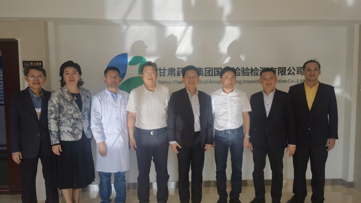 2023年8月21日下午，泰國(guó)衛(wèi)生部傳統(tǒng)和替代醫(yī)學(xué)司司長(zhǎng)王通財(cái)，泰國(guó)駐西安總領(lǐng)事館總領(lǐng)事韓美玲，泰國(guó)衛(wèi)生部傳統(tǒng)和替代醫(yī)學(xué)司副司長(zhǎng)特萬(wàn)，泰國(guó)傳統(tǒng)和替代醫(yī)學(xué)部顧問(wèn)文夢(mèng)賢，瓦納拉特納泰國(guó)傳統(tǒng)和替代醫(yī)學(xué)系替代